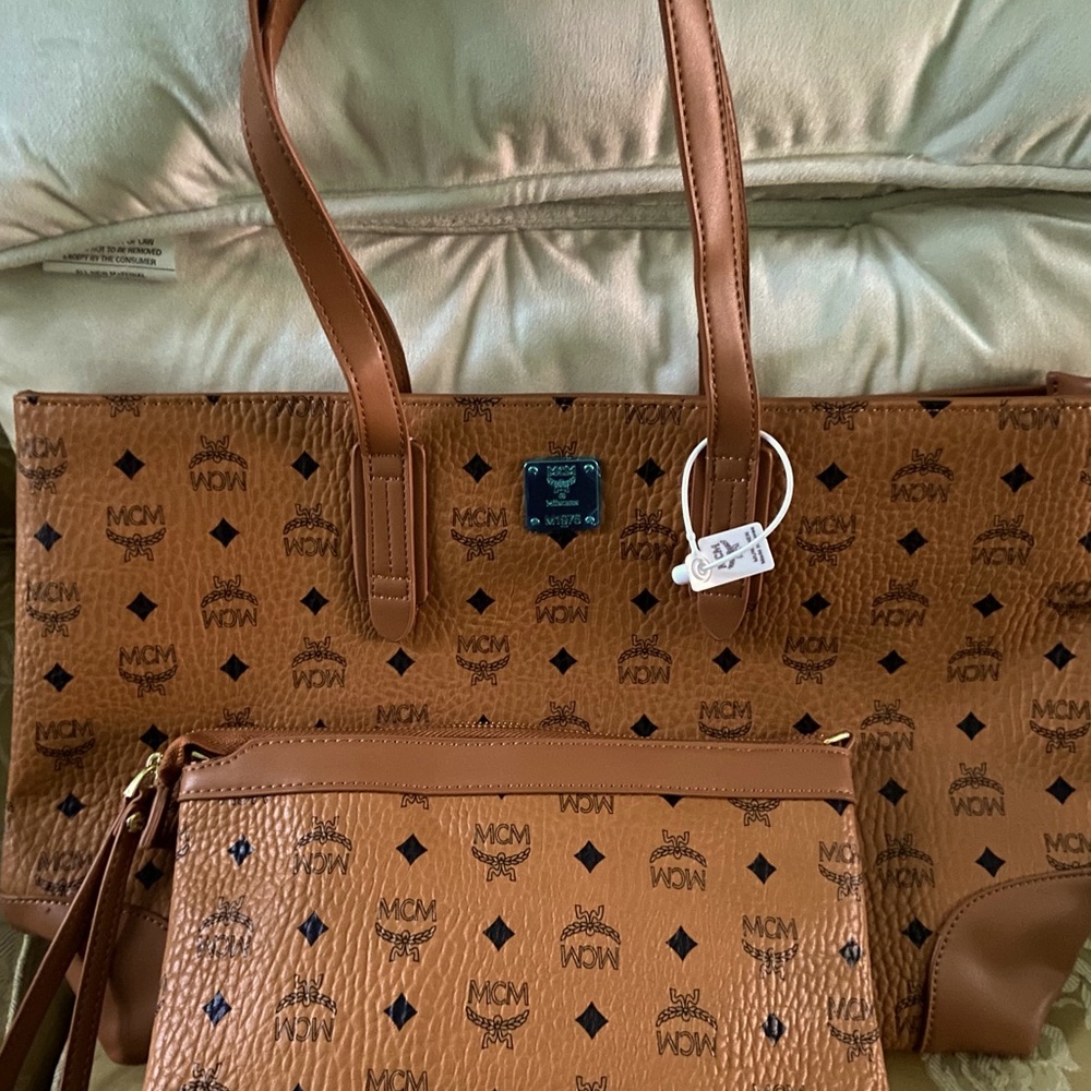 NWT The Bag Speaks for Itself  (wristlet included)